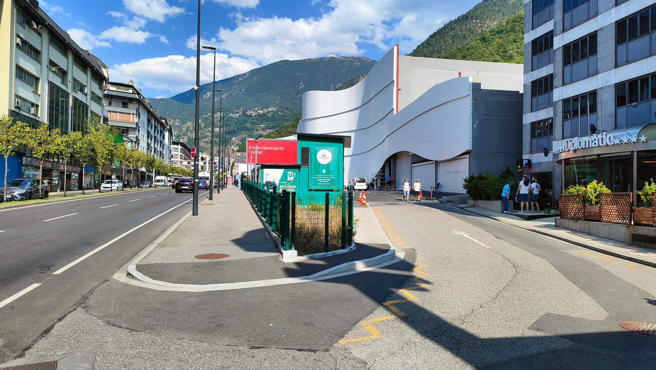 Anfahrt zur Ladestation an der Avinguda de Tarragona in Andorra la Vella
