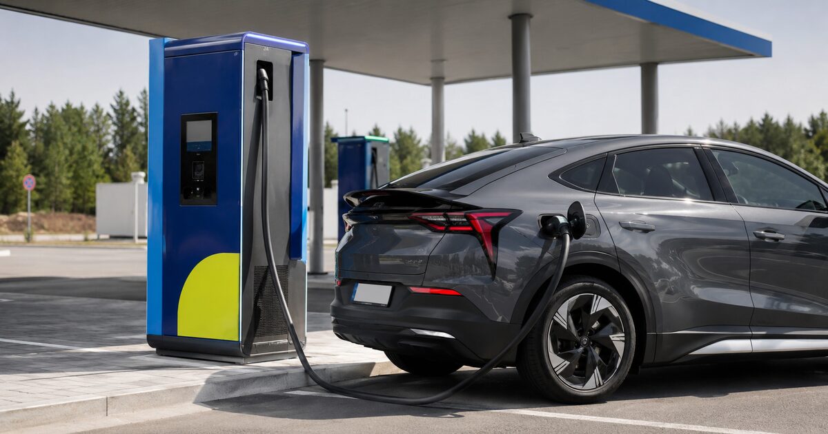 E-Auto lädt an Aral Pulse Schnellladestation – Preissenkung im Klassik-Tarif