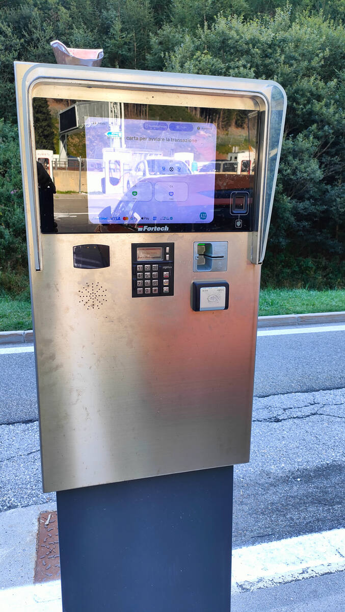 Zahlterminal der AdHoc-Ladestation am Brenner mit Kartenleser und Anschluss-Auswahl