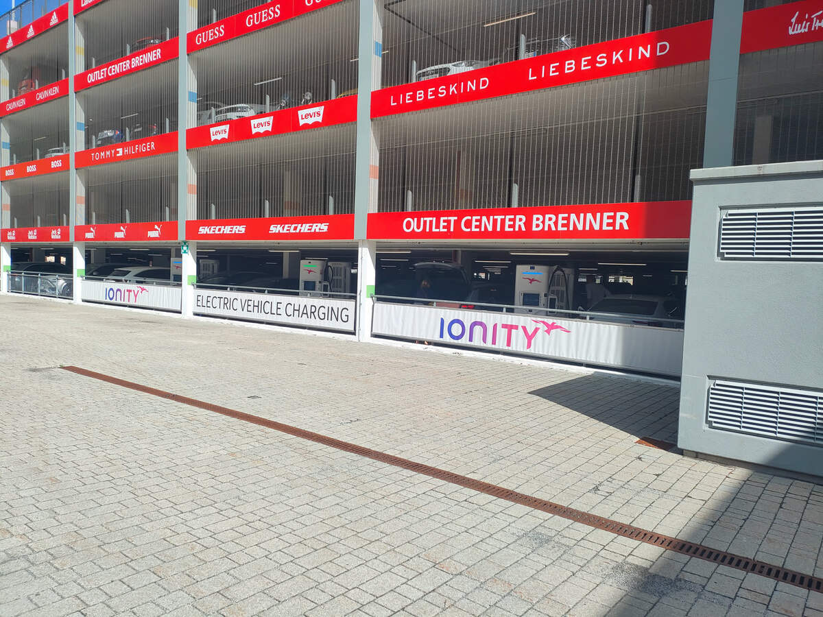 Ionity-Ladestationen im Parkhaus des Outlet Center Brenner