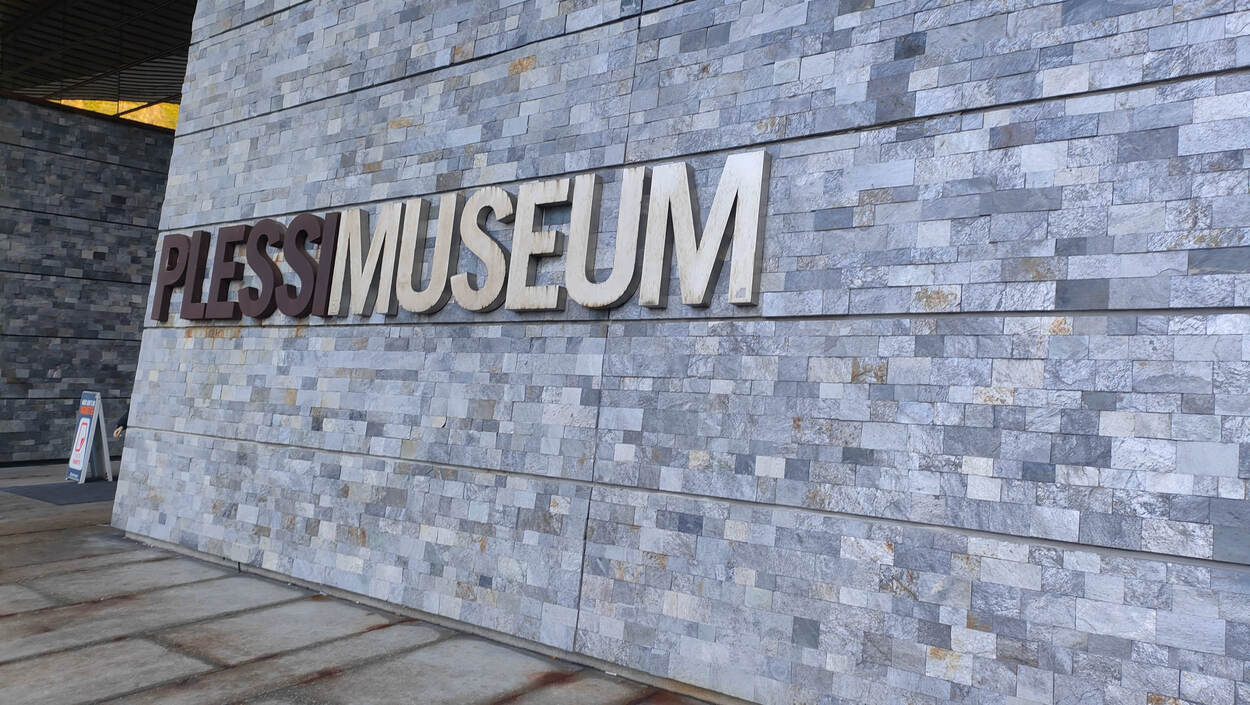 Schriftzug Plessi Museum an der Steinfassade am Brenner