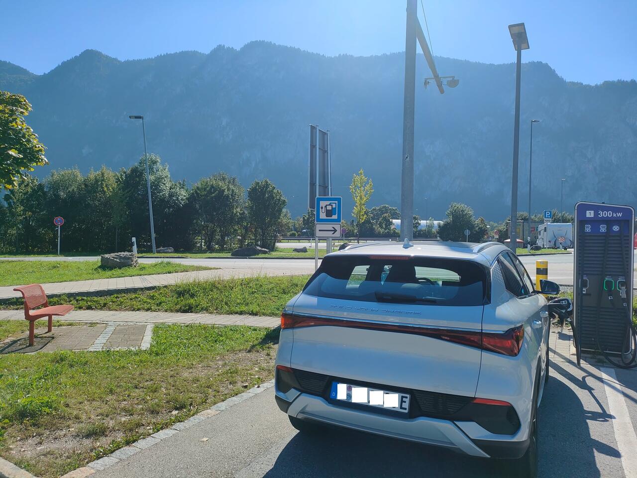 Elektroauto lädt an einer 300-kW-Schnellladesäule in den Alpen
