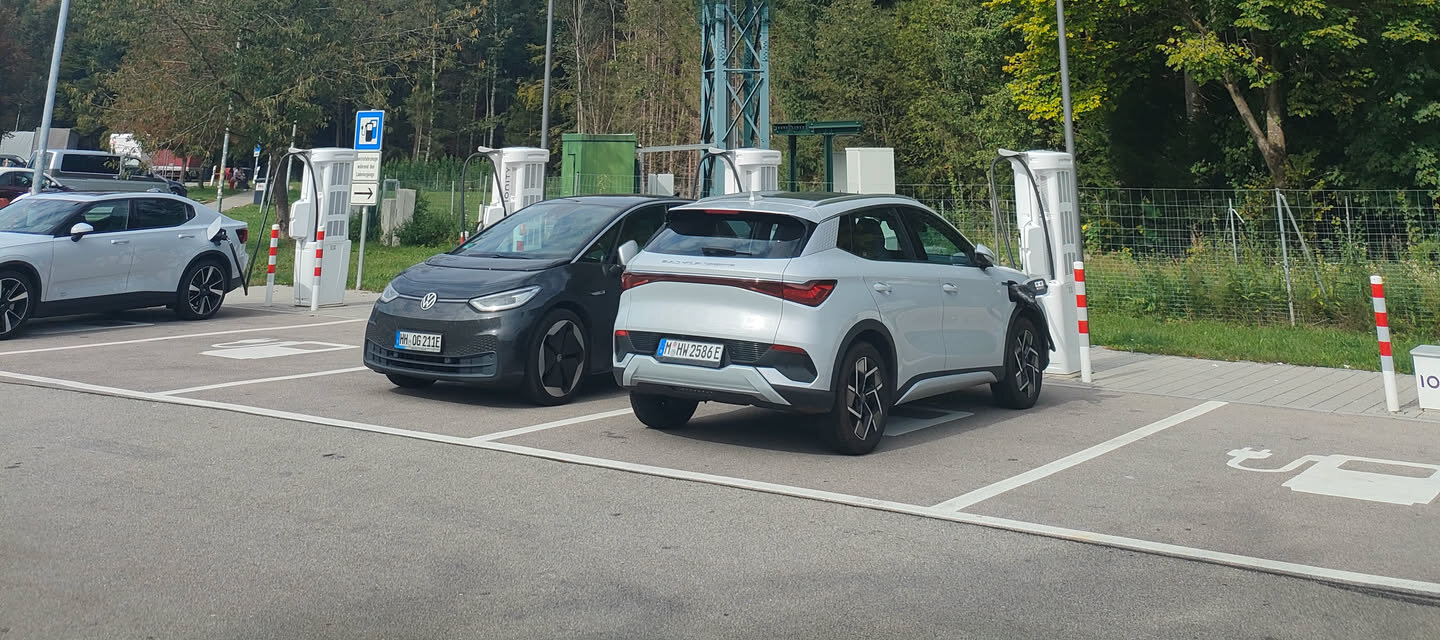 VW ID.3 und ID.4 laden an einer Ionity-Schnellladestation