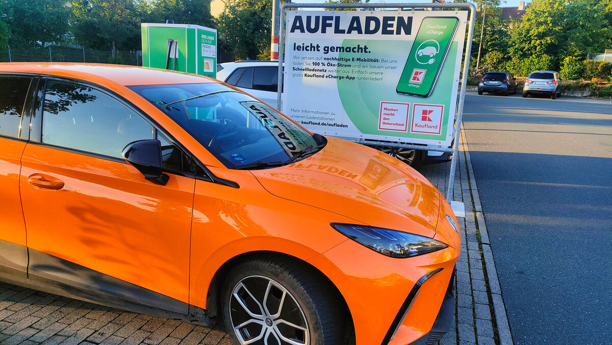 Mein MG4 lädt an einer Kaufland-Ladestation auf dem Parkplatz – 50-Prozent-Rabattaktion im Juli 2026