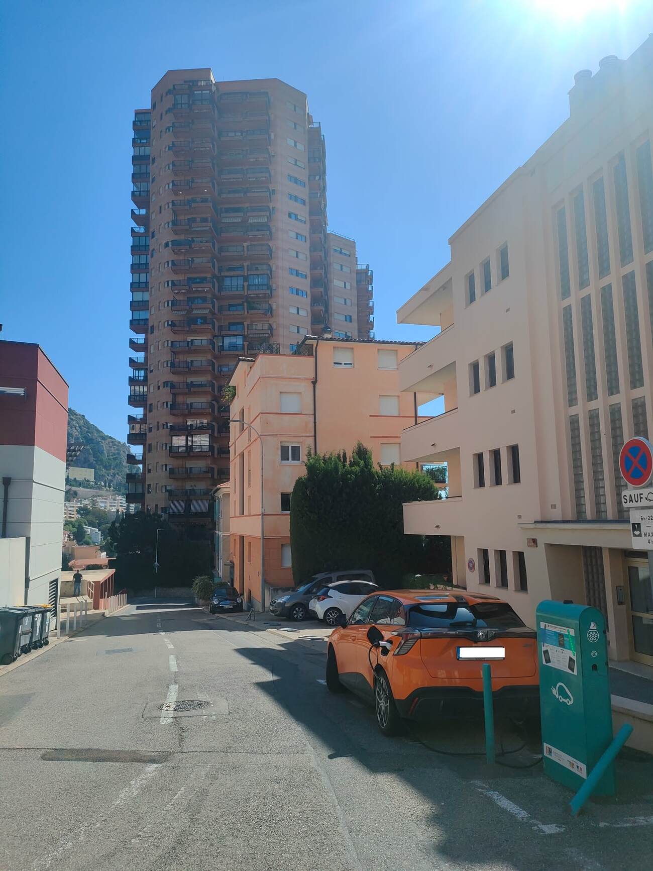 MG4 lädt an einer türkisen EVzen-AC-Ladesäule in einer Wohnstraße in Beausoleil über Monaco