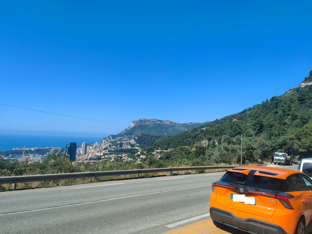 Blick von der Corniche-Straße oberhalb von Monaco auf die Stadt und die Küste, MG4 im Vordergrund