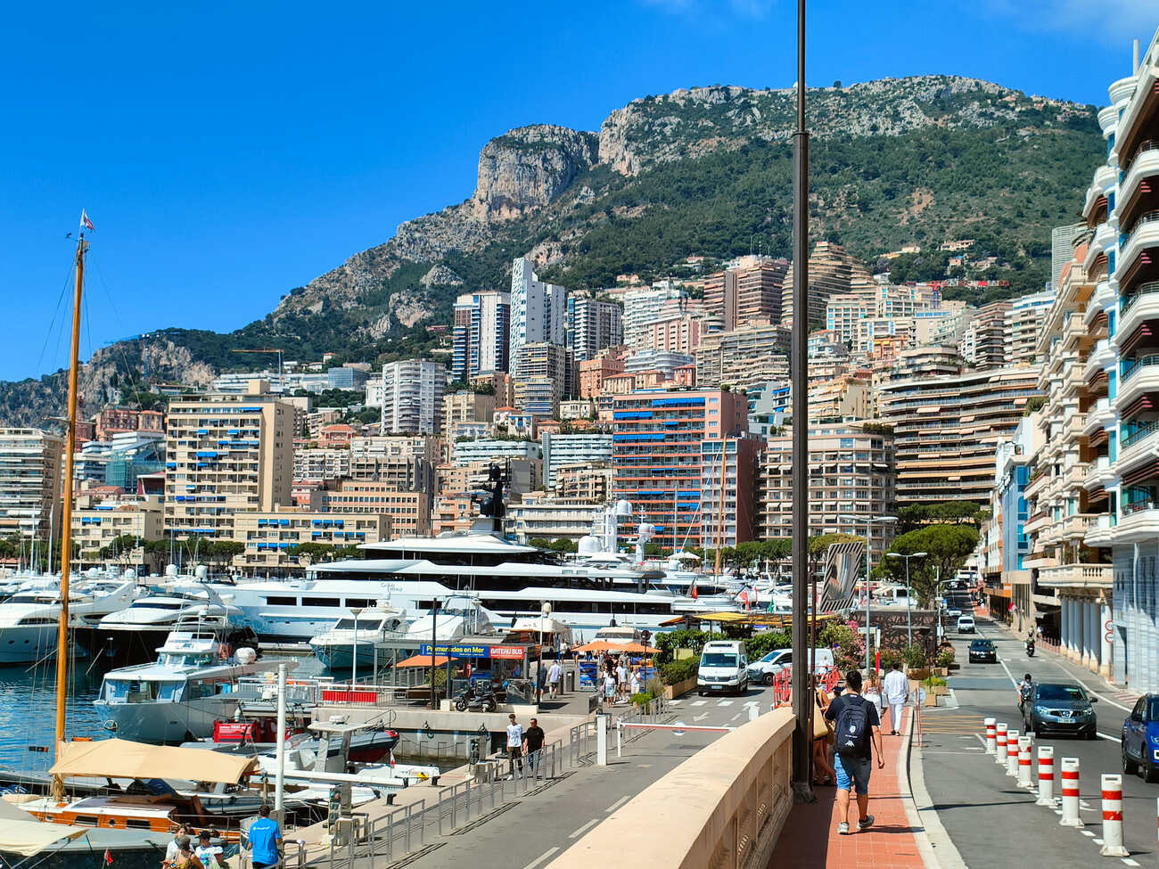 Hafen von Monaco mit Yachten, im Hintergrund die Skyline und Berge