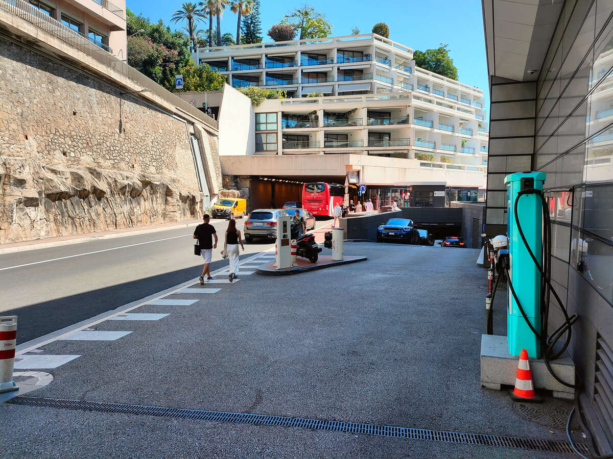 Schnelllader am Tunnelausgang in Monaco, im Hintergrund Gebäude und ein Bus