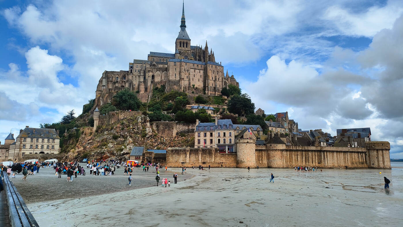 Der Mont-Saint-Michel bei Ebbe, Blick vom Damm auf die Abtei