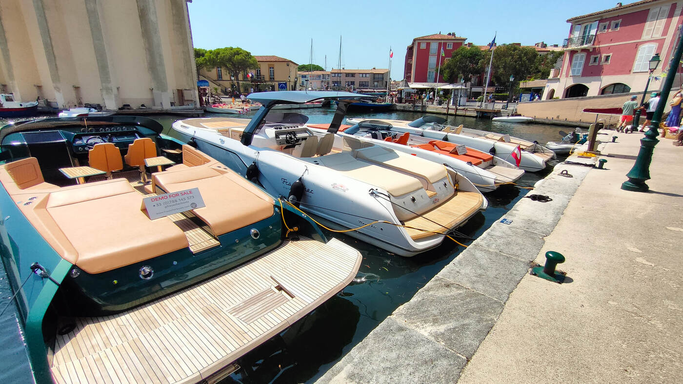 Kanal in Port Grimaud mit Luxusbooten und bunten Fassaden