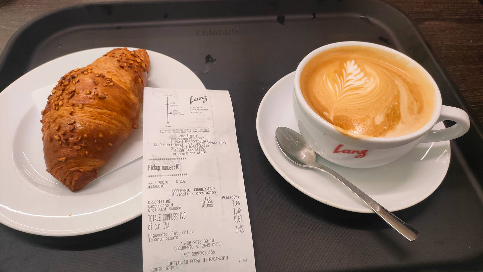 Cappuccino und Croissant bei Lanz am Brenner