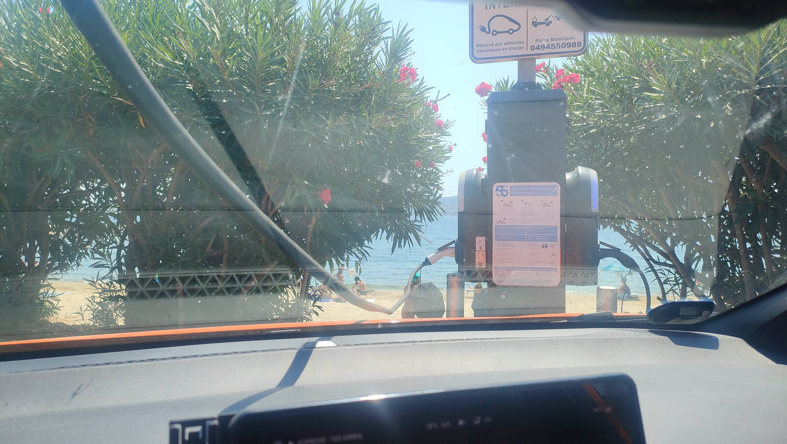 Ladesäule direkt am Strand von Saint-Tropez, Blick durch die Windschutzscheibe
