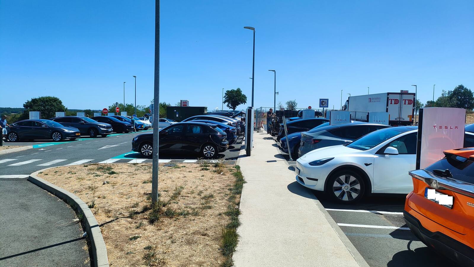 Fast überfüllter Tesla Supercharger in Montmarault, Frankreich
