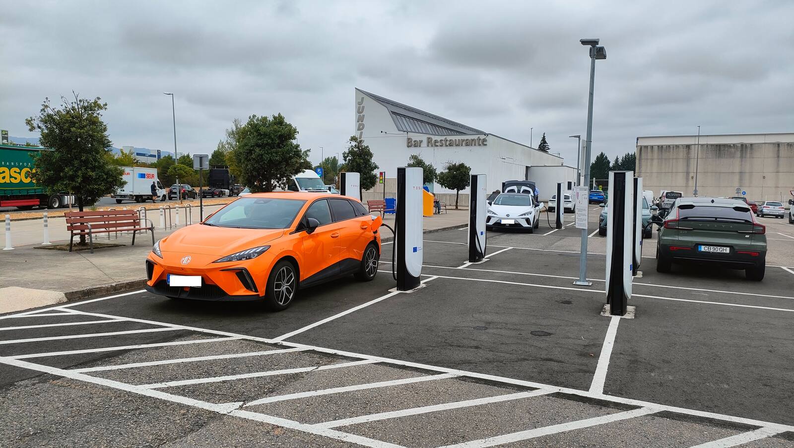 MG4 lädt an einem Tesla Supercharger in Spanien