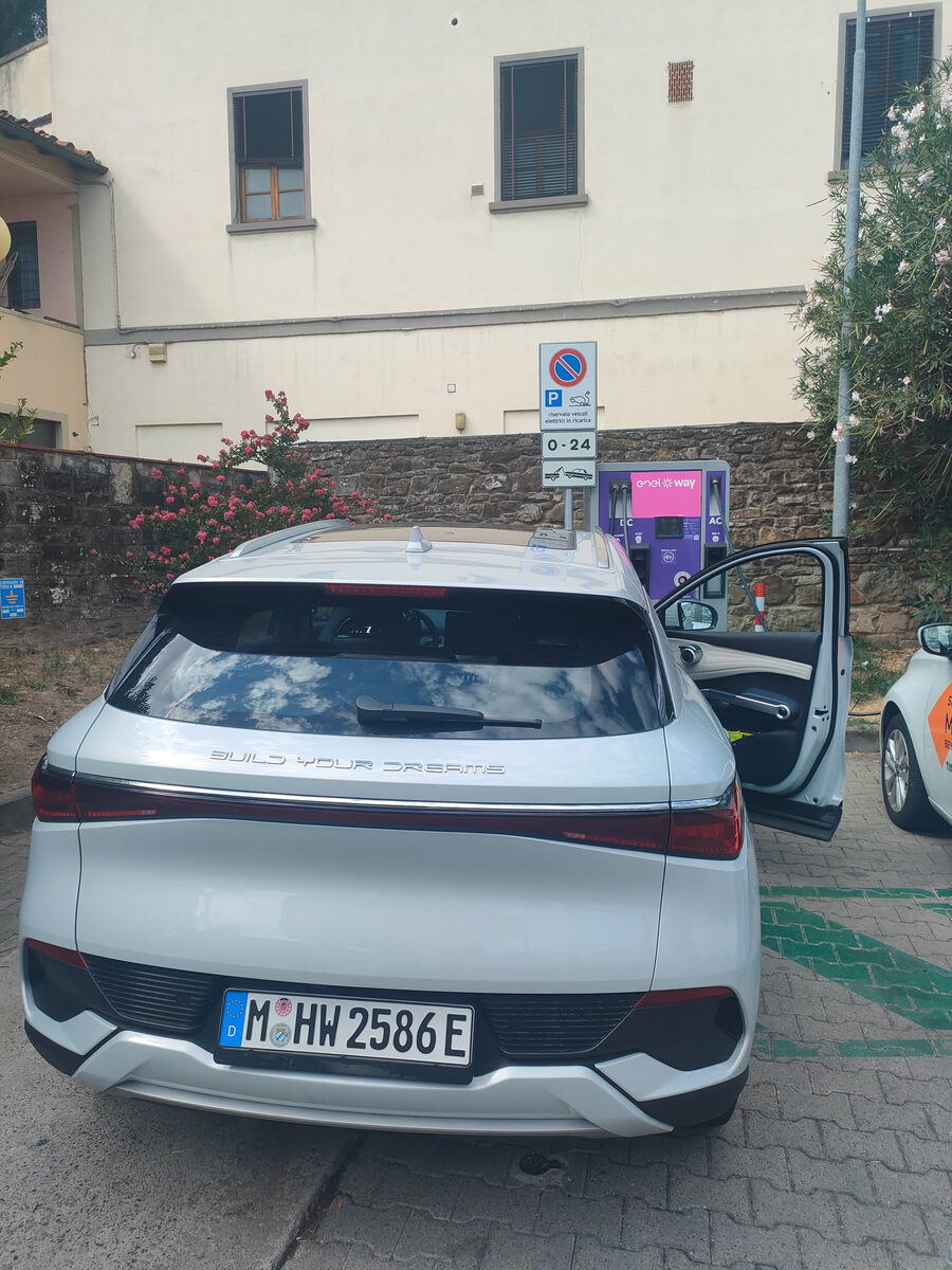 BYD Atto 3 lädt an Enel X Way Ladesäule in Florenz – Tagesausflug vom Gardasee