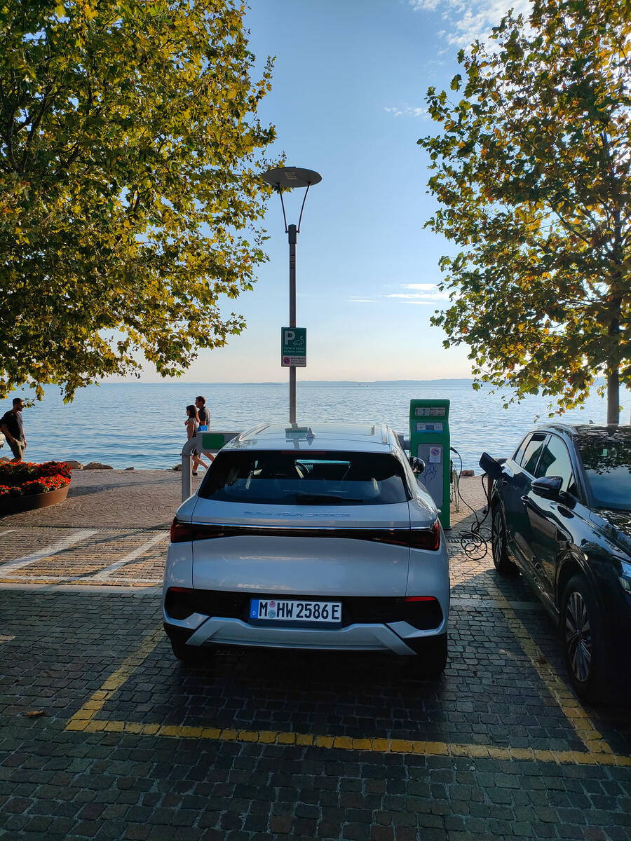 BYD Atto 3 lädt an Ladesäule direkt am Gardasee – das Mietwagen-Wochenende das alles entschied