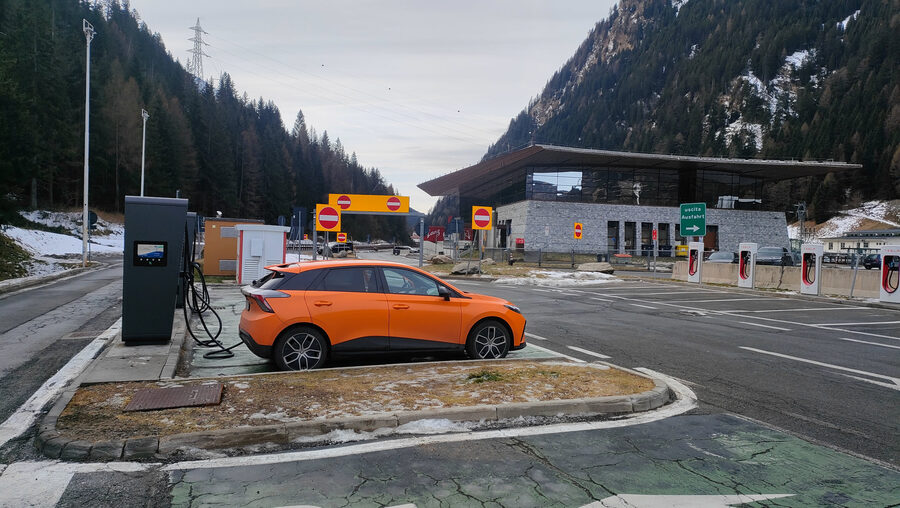 MG4 Luxury lädt am Brenner – Alpenkulisse mit Schnee und Bergpanorama